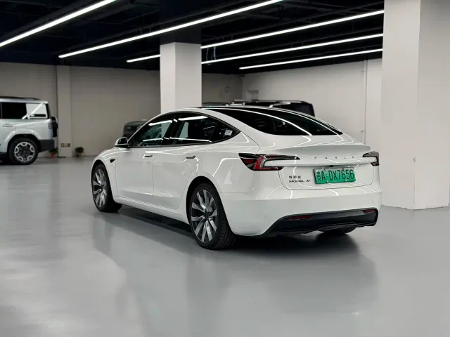 Tesla Model 3 — Фото автомобиля 10