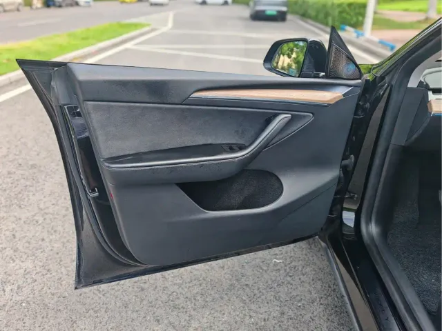 Tesla Model Y — Фото автомобиля 5