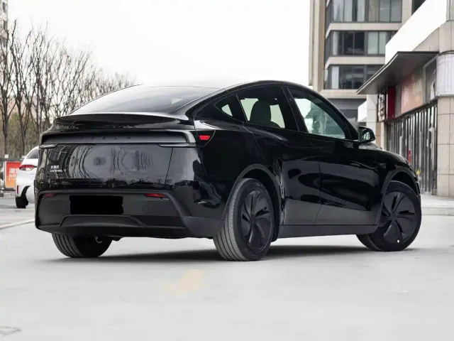 Tesla Model Y — Фото автомобиля 4
