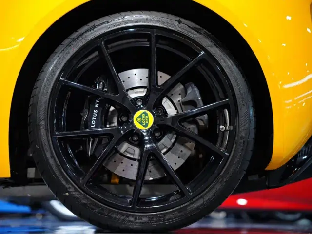 Lotus Emira — Фото автомобиля 8