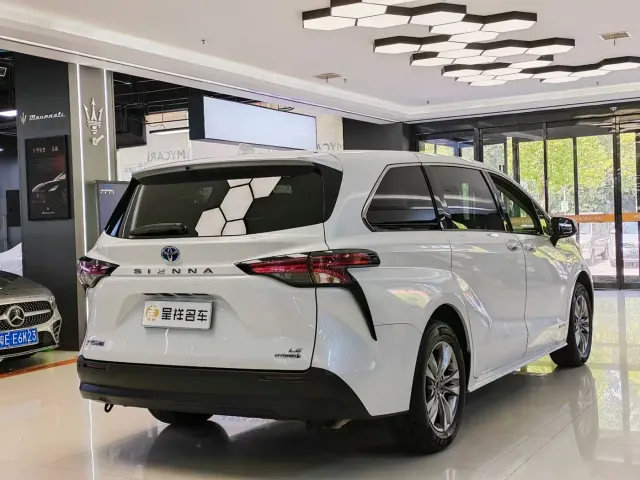 Toyota Sienna — Фото автомобиля 6