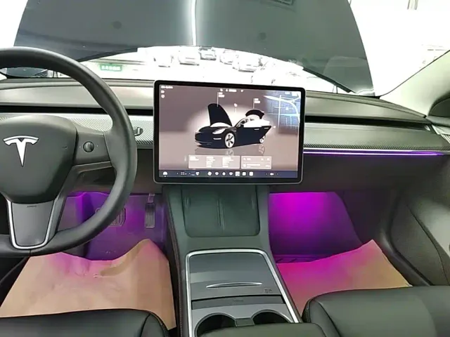 Tesla Model 3 — Фото автомобиля 12