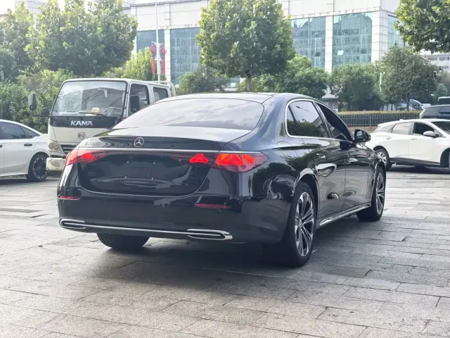 Mercedes-Benz E-Class — Фото автомобиля 4