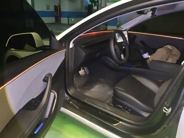 Tesla Model 3 — Фото автомобиля 12
