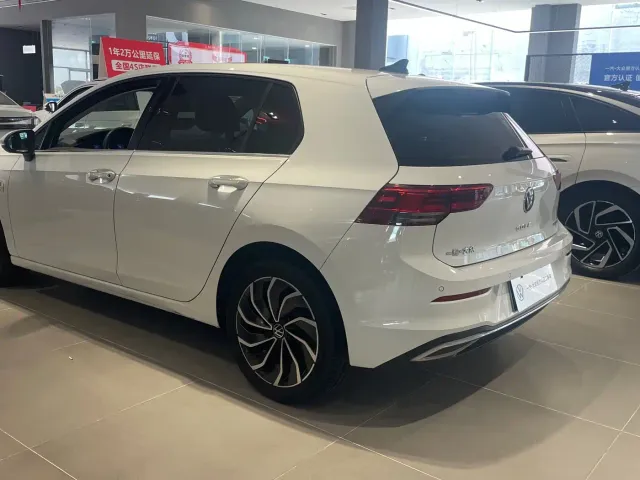 Volkswagen Golf — Фото автомобиля 16