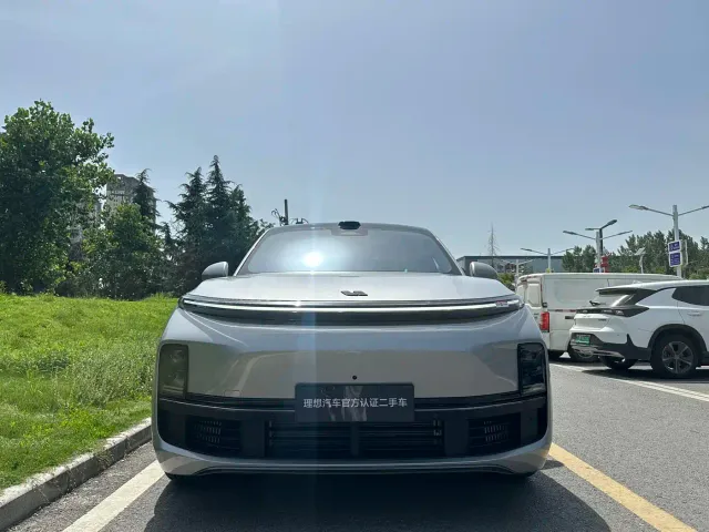 Li Auto L8 — Фото автомобиля 2