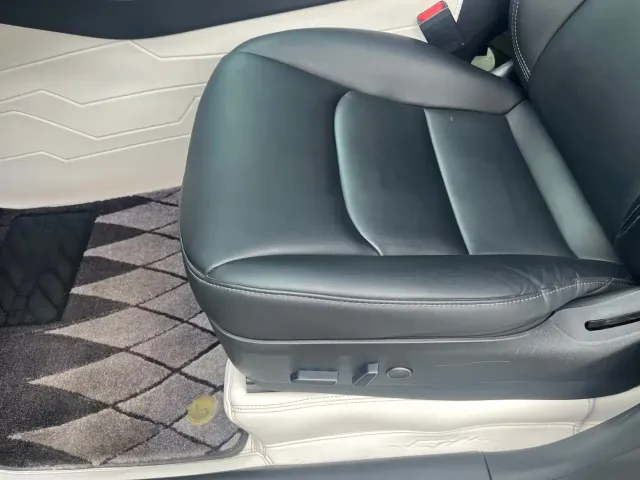 Tesla Model Y — Фото автомобиля 8
