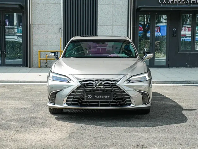 Lexus ES — Фото автомобиля 2