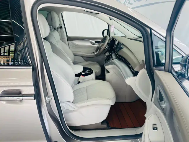 Roewe iMAX8 — Фото автомобиля 13
