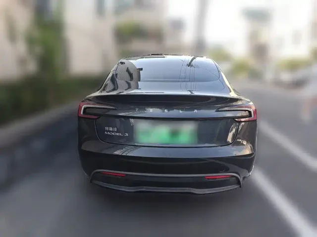 Tesla Model 3 — Фото автомобиля 3