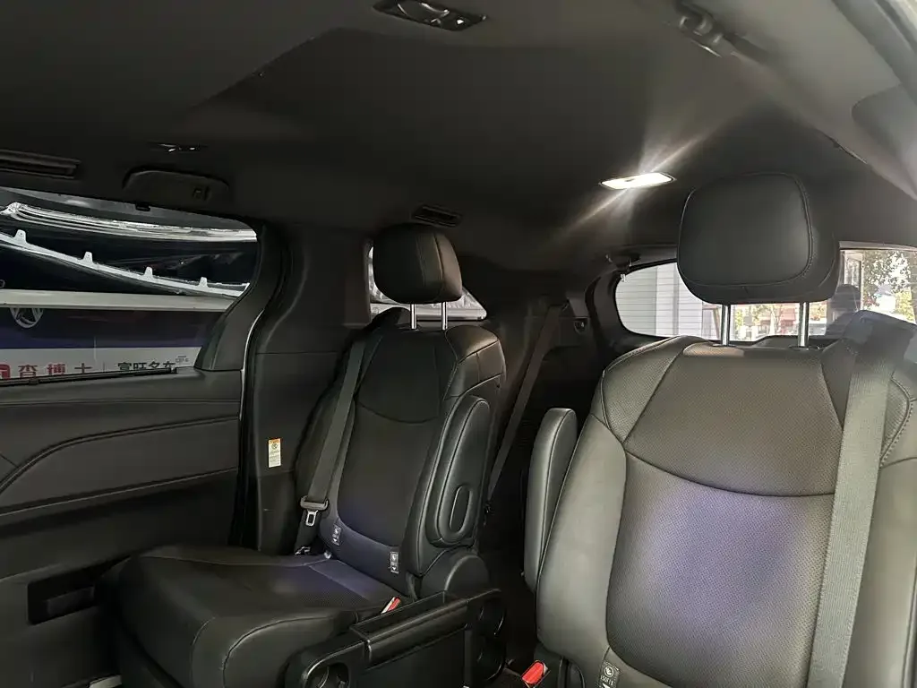 Toyota Toyota Sienna 2026 2.5L Hybrid AWD Luxury Edition — Фото автомобиля 17