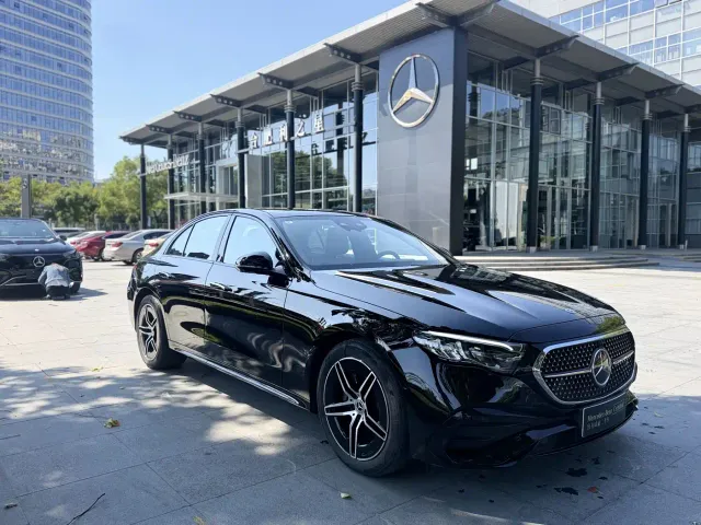 Mercedes-Benz E-Class — Фото автомобиля 3