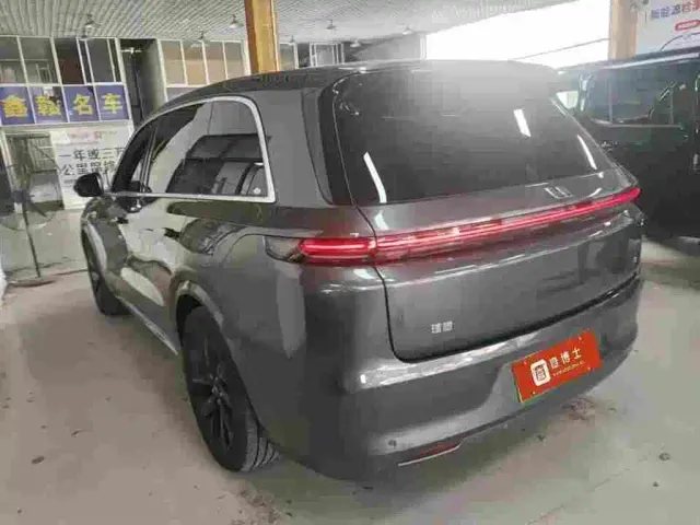 Li Auto L8 — Фото автомобиля 4
