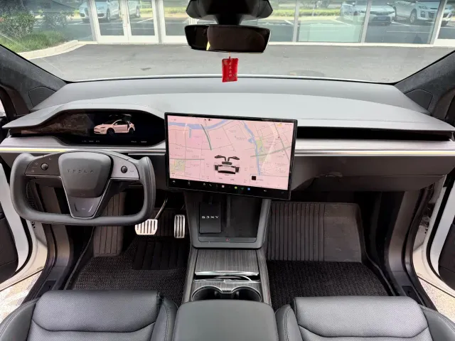 Tesla Model X — Фото автомобиля 9