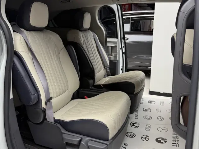 Toyota Sienna — Фото автомобиля 14