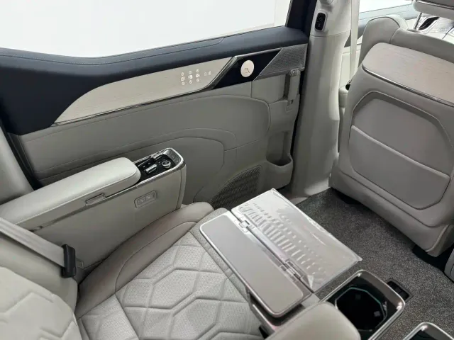Volvo EM90 — Фото автомобиля 27