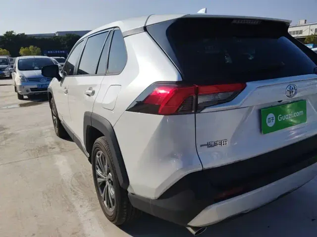 Toyota RAV4 — Фото автомобиля 4