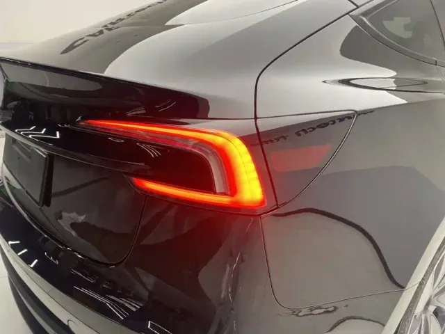 Tesla Model 3 — Фото автомобиля 10