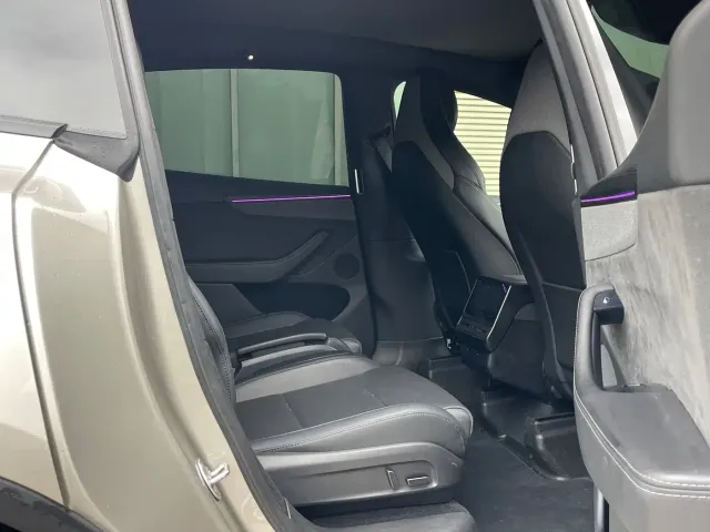 Tesla Model Y L — Фото автомобиля 7