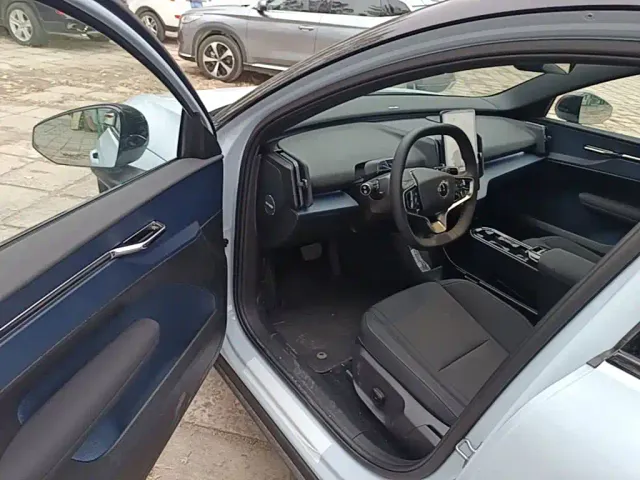 Volvo EX30 — Фото автомобиля 15
