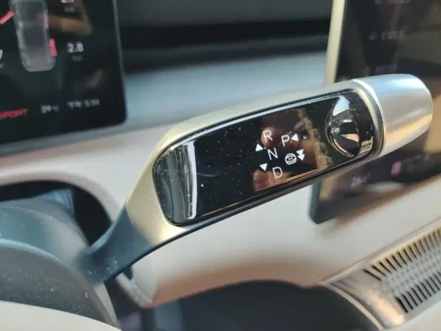 Xpeng X9 — Фото автомобиля 10