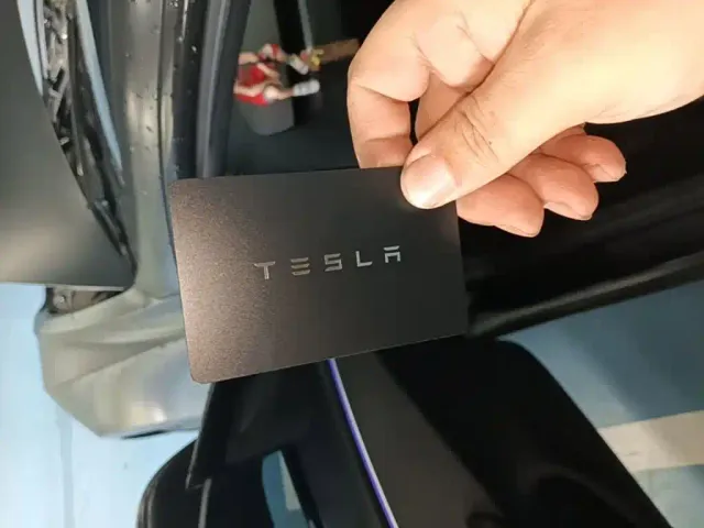 Tesla Model 3 — Фото автомобиля 8