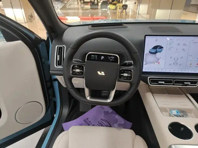 Li Auto L7 — Фото автомобиля 10