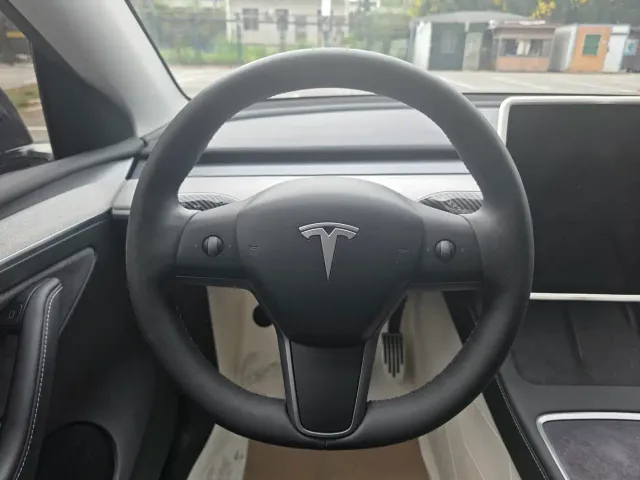 Tesla Model Y — Фото автомобиля 13