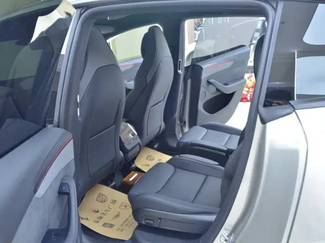 Tesla Model Y L — Фото автомобиля 5