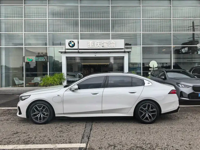 BMW BMW i5 2024 eDrive 35L Premium Model M Sport Package — Фото автомобиля 17