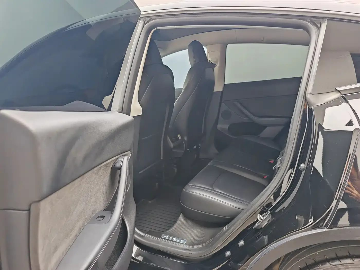 Tesla Model Y 2022 Rear-Wheel Drive Version — Фото автомобиля 17