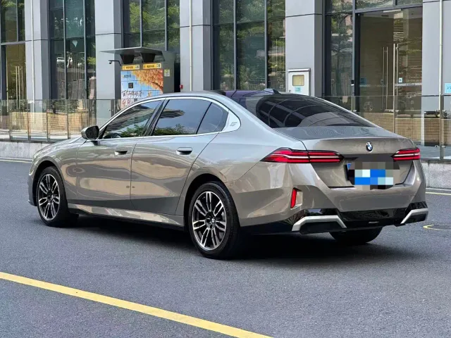 BMW 5 Series — Фото автомобиля 3