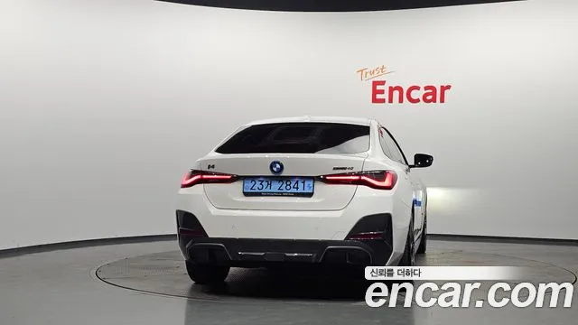 BMW i4 — Фото автомобиля 4