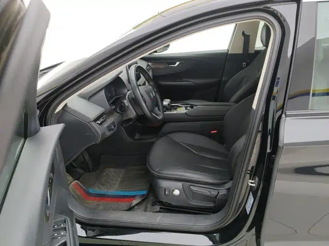 Hongqi E-QM5 — Фото автомобиля 9