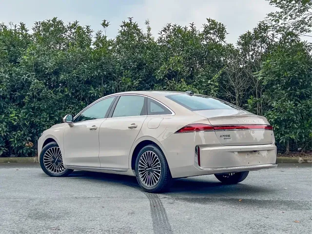 Roewe M7 DMH — Фото автомобиля 5