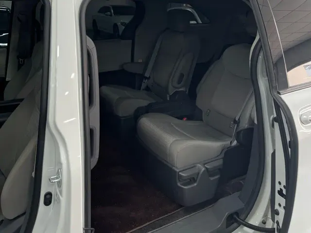 Toyota Sienna — Фото автомобиля 6