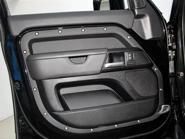 Land Rover Defender — Фото автомобиля 17