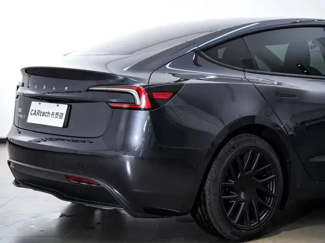 Tesla Model 3 — Фото автомобиля 9