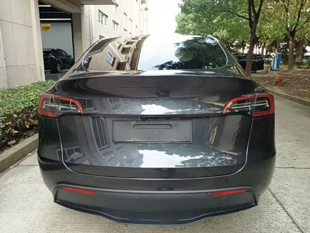 Tesla Model Y — Фото автомобиля 5