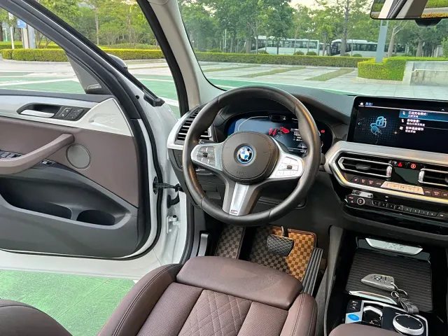 BMW iX3 — Фото автомобиля 10