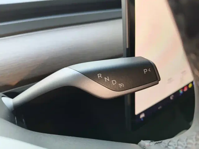 Tesla Model 3 — Фото автомобиля 13