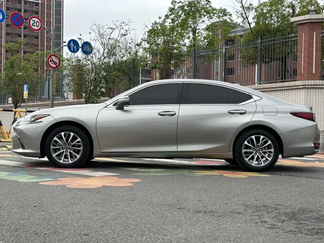 Lexus ES — Фото автомобиля 16