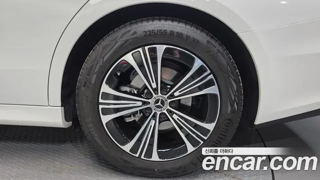 Mercedes-Benz E-Class — Фото автомобиля 20