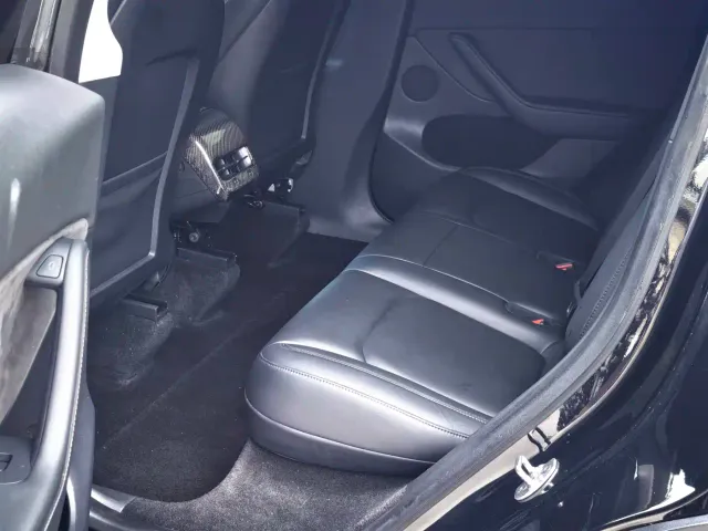 Tesla Model Y — Фото автомобиля 6