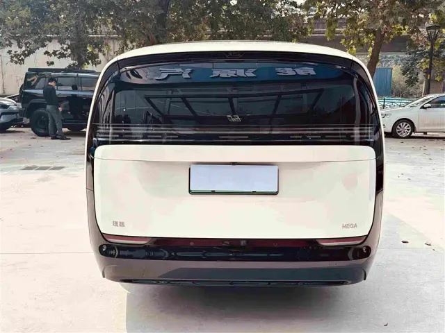 Li Auto MEGA — Фото автомобиля 5