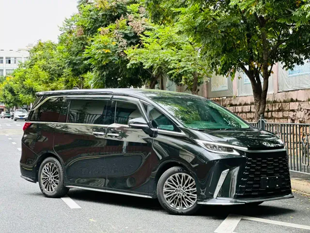 Lexus LM — Фото автомобиля 3