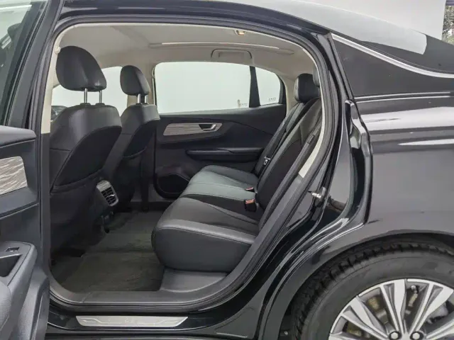 Hongqi E-QM5 — Фото автомобиля 15