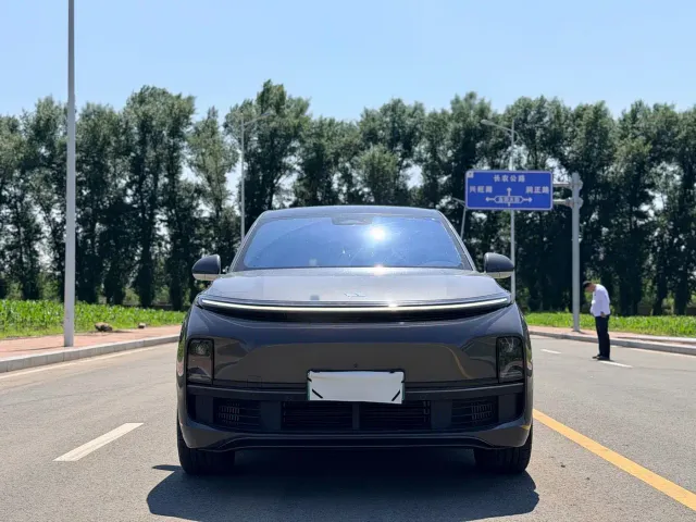 Li Auto L8 — Фото автомобиля 2