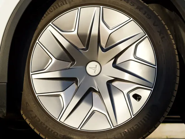 Tesla Model Y L — Фото автомобиля 11