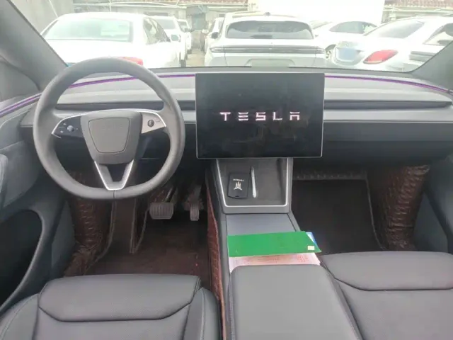 Tesla Model Y L — Фото автомобиля 9